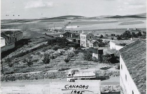 Vista de la estación de ferrocarril de Calzada de Calatrava. Foto de Cañadas (1965).