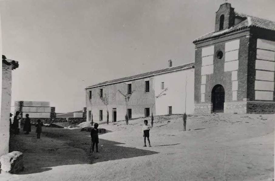 La ermita de la Trinidad y el anexo que sirvió de colegio. Foto de Adela Palomina, cuando se construyó la cooperativa de Ntra. Sra. de los Remedios.