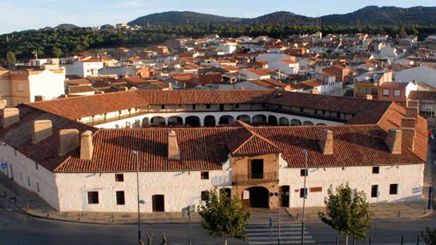 Vista general de la localidad ciudadrealeña de Almadén, con su plaza de toros hexagonal en primer plano - Fuente: ABC