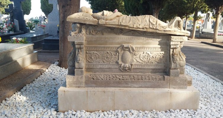 La tumba diseñada por Tomás Argüello, en el cementerio de Ciudad Real.