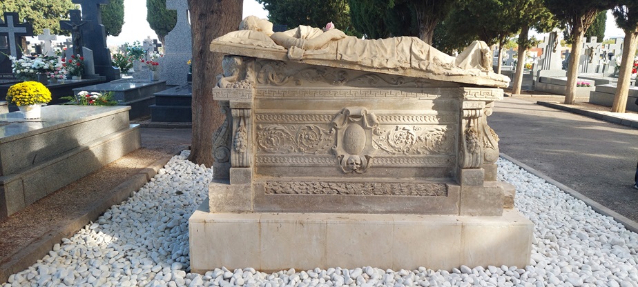 La tumba diseñada por Tomás Argüello, en el cementerio de Ciudad Real.