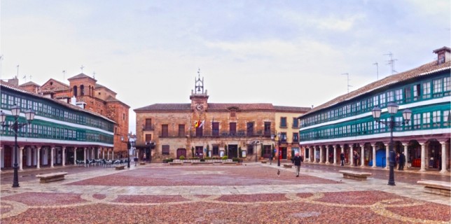 Plaza Mayor de Almagro. Al fondo, el ayuntamiento.