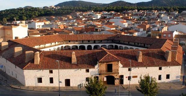 Vista general de la localidad ciudadrealeña de Almadén, con su plaza de toros hexagonal en primer plano - Fuente: ABC