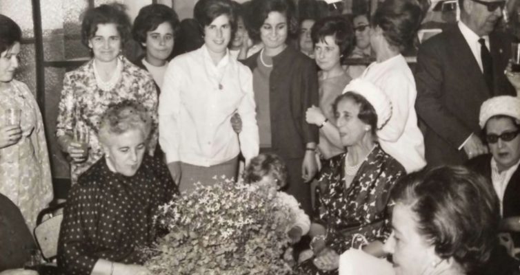Foto de las maestras del Colegio de Santa Teresa de Jesús con Carmen Polo de Franco.