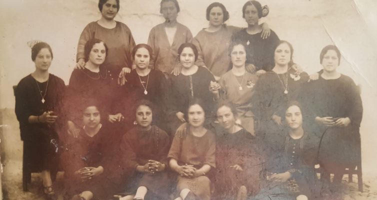 Foto familiar de un grupo de amigas, donde aparece la madre de la entrevistada y la mujer de Antonio Rodríguez Docampo.