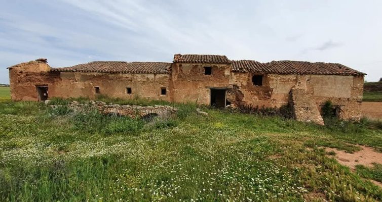 Molino de Parra visto desde fuera. Foto de Luis Alañón Flox.
